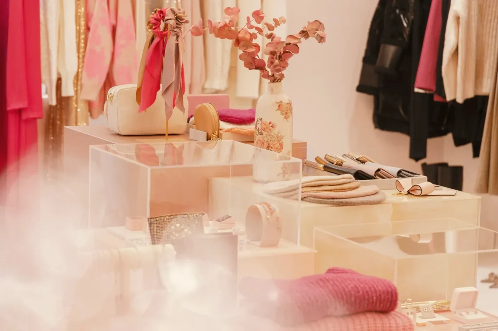A SÉYLI Boutique rózsaszín homlokzata a Pozsonyi úton