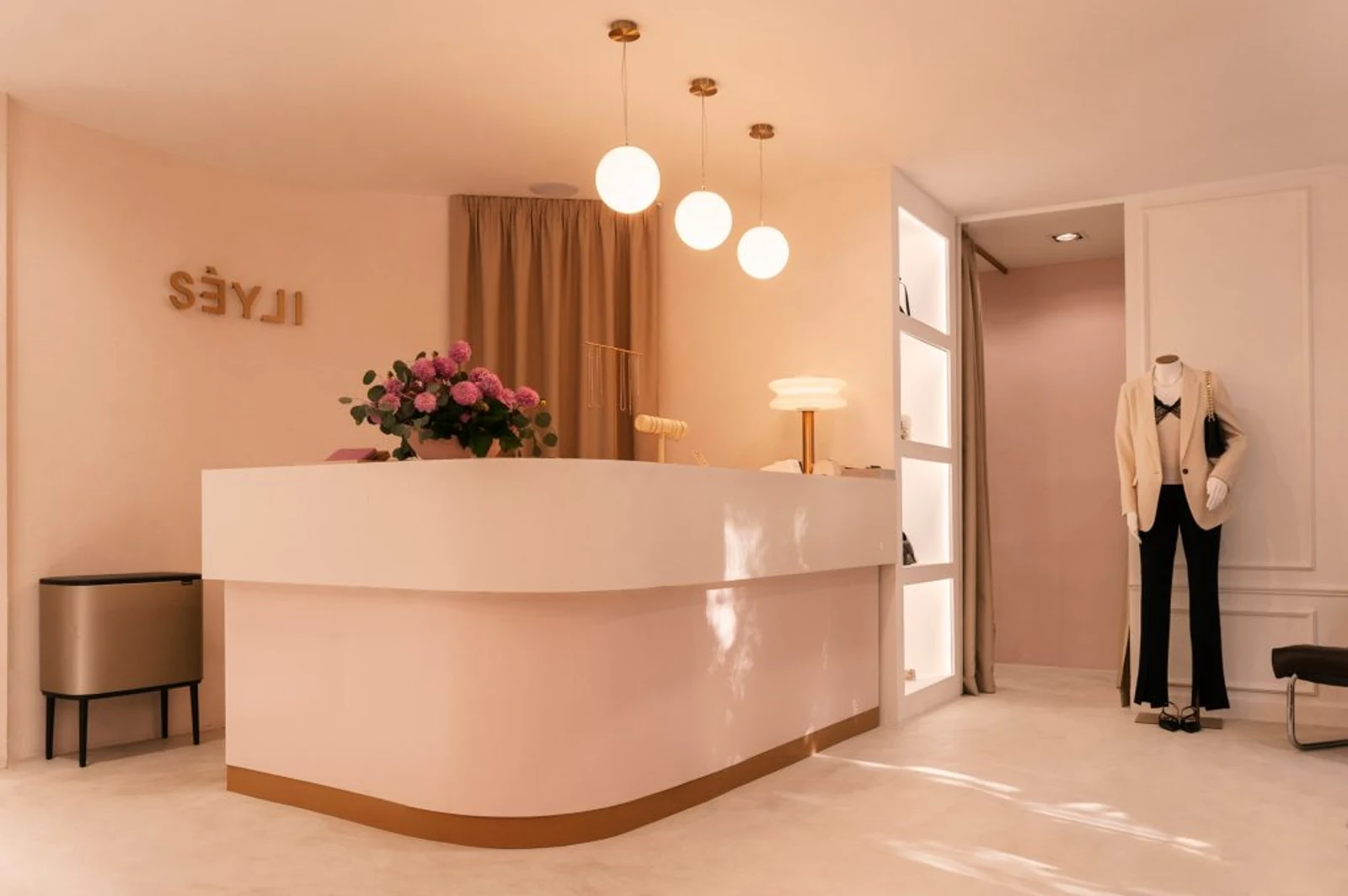 A SÉYLI rózsaszín budapesti Boutique-jának enteriőrje